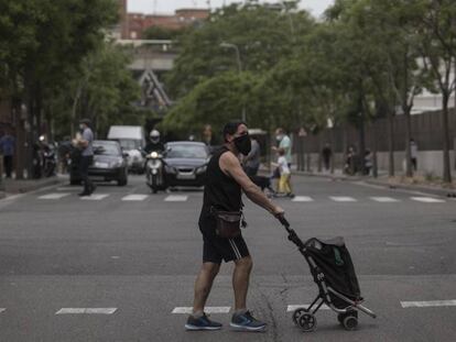 Cruce entre la calle Constitució y Riera Blanca, el límite entre Barcelona y L'Hospitalet de Llobregat.