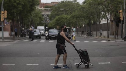 Creuament del carrer Constitució i Riera Blanca, el límit entre Barcelona i L'Hospitalet de Llobregat.