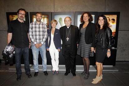 Monseñor Uriarte en el centro junto a participantes y colaboradores del documental.