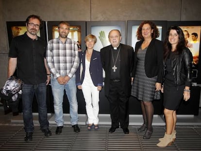 Monseñor Uriarte en el centro junto a participantes y colaboradores del documental.