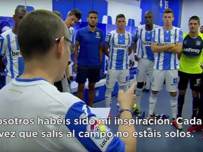 Blanca Poza arenga al equipo del Leganés antes del partido contra el Villarreal.