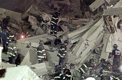 El trabajo de los bomberos y los equipos de rescate, no ha parado en toda la noche.
(REUTERS)