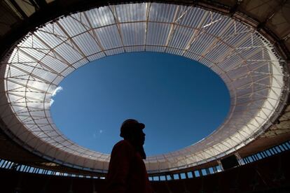 Un empleado en el interior del Estadio Nacional de Mané Garrincha en Brasilia (Brasil), 14 de mayo 2013. El estadio está siendo remodelado para celebrar el Mundial de Fútbol del 2014.