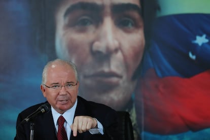 Rafael Ramírez da una conferencia de prensa tras el fallo a favor de Exxon Mobil por la confiscación de un proyecto petrolero en Venezuela, en octubre de 2024 en Caracas.