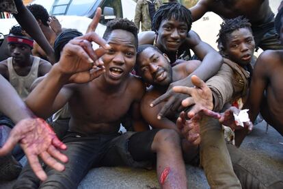 Migrantes celebran en las inmediaciones del CETI de Ceuta. 