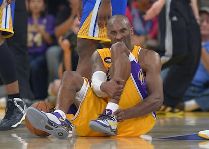 Kobe Bryant se duele tras romperse el tendón de Aquiles durante el partido ante Golden State, el 12 de abril de 2013. Faltaban dos encuentros para el final de la temporada regular. Kobe ya no pudo jugar los playoffs. Los Lakers perdieron por 4-0 ante los Spurs. La temporada siguiente, Kobe solo jugó seis partidos.