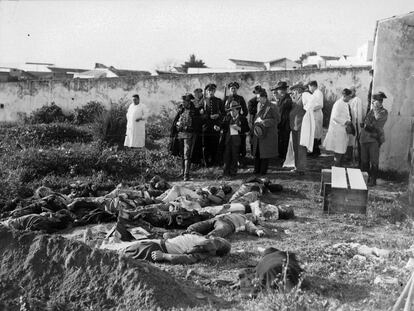 Muertos en la revuelta de Casas Viejas (Cádiz), en el cementerio del pueblo en enero de 1933.