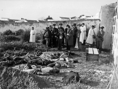 Muertos en el levantamiento campesino de Casas Viejas, en el cementerio de la localidad gaditana en enero de 1933.