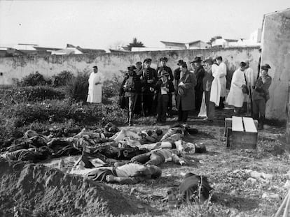 Muertos en la revuelta de Casas Viejas (Cádiz), en el cementerio del pueblo en enero de 1933.