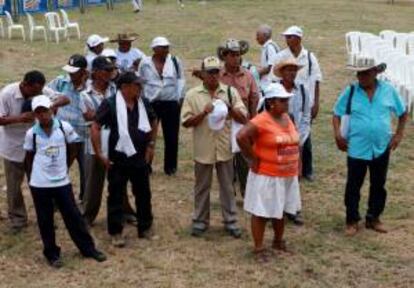 Colombia presenta uno de los mayores indicadores de concentración de América Latina, pues según el PNUD, el 52 % de la tierra está en manos del 1,15 % de la población. En la imagen un registro de campesinos en Montería (noroccidente colombiano). EFE/Archivo