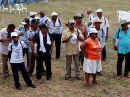 Colombia presenta uno de los mayores indicadores de concentración de América Latina, pues según el PNUD, el 52 % de la tierra está en manos del 1,15 % de la población. En la imagen un registro de campesinos en Montería (noroccidente colombiano). EFE/Archivo