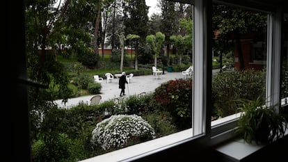 Una anciana pasea por el jardín de una residencia de Madrid.