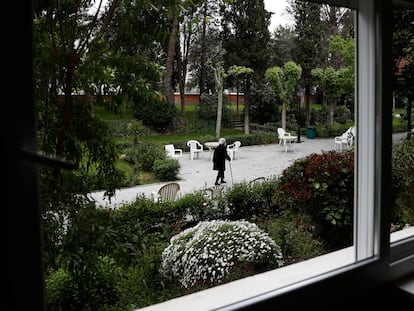 Una anciana pasea por el jardín de una residencia de Madrid.