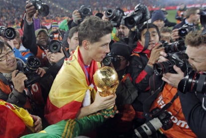 Fernando Torres con el trofeo de campeón del mundo y rodeado por los fotógrafos.