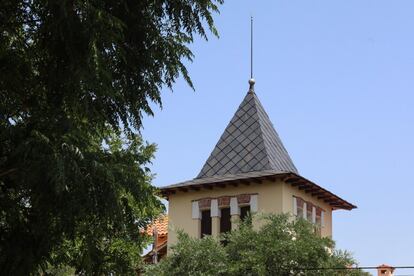 La Colonia de la Prensa del distrito de Carabanchel debe su fundación a un grupo de profesionales del periodismo y de las letras denominado Los cincuenta. Constituidos en cooperativa y de estilo art-decó, iniciaron en 1910 la construcción de este singular conjunto arquitectónico, con 39 hoteles y 17 parcelas sin edificar