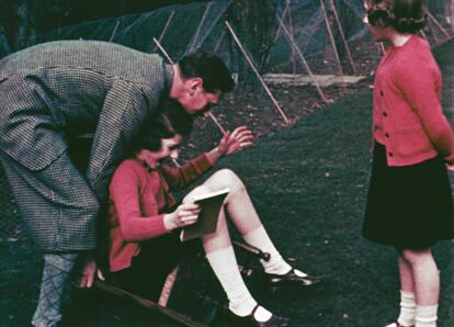 La princesa Isabel juega con su padre, el rey Jorge VI, y su hermana, la princesa Margarita, en el castillo de Windsor en 1940, época en que las hermanas se refugiaron de los bombardeos de la II Guerra Mundial. 