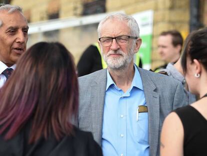 Jeremy Corbyn visita la localidad de Whaley Bridge, en Inglaterra, el 5 de agosto.