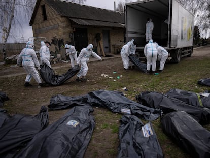 Recogida de cadáveres en las calles de Bucha, Ucrania, el pasado abril.