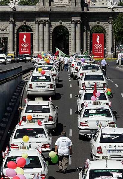 La manifestación de taxistas contrarios al nuevo reglamento se dirige a la puerta de Alcalá.