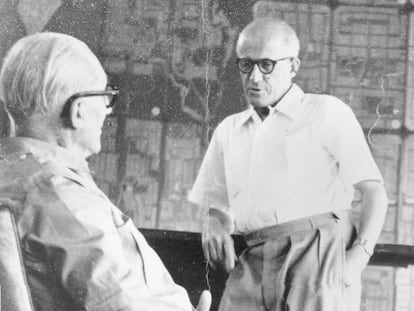 Le Corbusier (sentado), junto a Pierre Jeanneret.