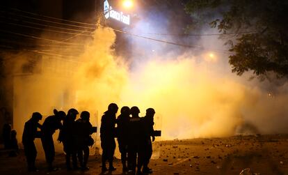 Elementos de la Gendarmería durante los disturbios en las calles La Paz, Bolivia.