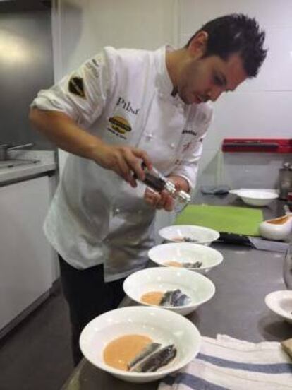 Imagen facilitada por el chef Diego Gallegos (en la foto) que ha convertido en realidad su sueño al abrir en Benalmádena (Málaga) Sollo, un restaurante en el que aplica innovación e investigación al esturión y al caviar.