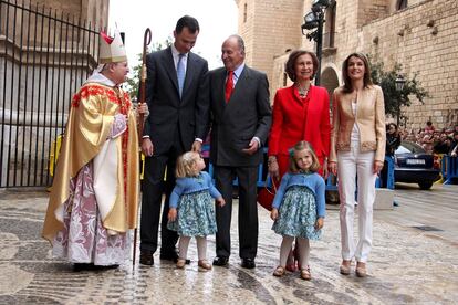 En 2009, el posado real todavía se redujo más. Los Reyes y los príncipes de Asturias, con sus dos hijas, las infantas Leonor y Sofía, acudieron a mediodía para seguir la misa, pero ese año faltaron la infanta Elena y la infanta Cristina, así como sus hijos, por motivos que no fueron detallados.