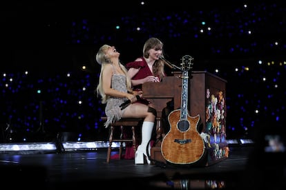 Taylor Swift y Sabrina Carpenter cantan juntas 'White Horse' al piano durante su concierto en Sídney (Australia), después de que Sabrina no pudiera actuar como telonera por problemas meteorológicos, el 23 de febrero de 2024.