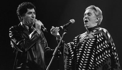 Joaquín Sabina y Chavela Vargas en el homenaje al compositor, en 1998.