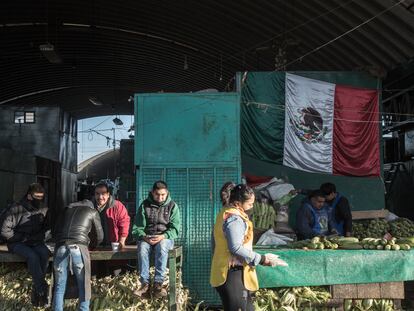 Vendedores en la Central de abastos de Ciudad de México, uno de los mercados más grandes del mundo.