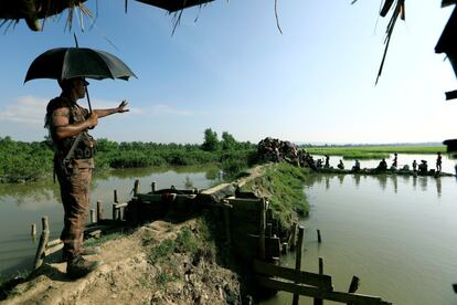 Un guarda fronterizo de Banglads para a refugiados rohingya que tratan de entrar al pas desde Mianmar, en Palang Khali (Banglads).