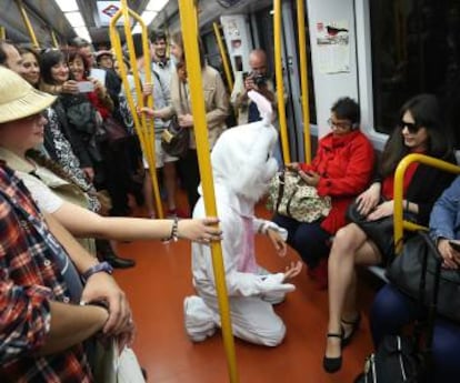 Los actores Agustín y Leire durante una representación en el metro.