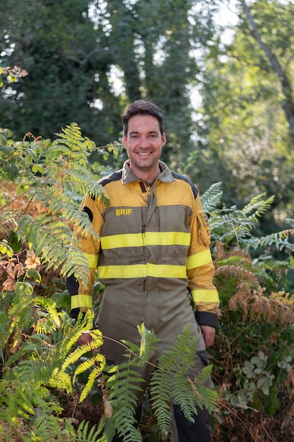 El bombero forestal, Cristóbal Medeiros, de la Brigada 1 de Bomberos Forestales de Laza (Ourense), el 20 de agosto.