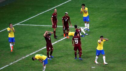 Brasileiros lamentam o resultado na Fonte Nova. 