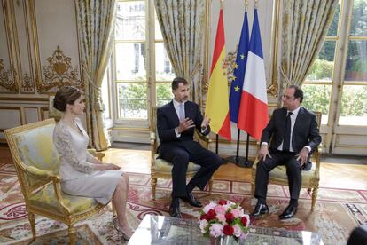 El presidente Hollande y los reyes Felipe y Letizia durante la reunión en el palacio presidencial este martes en su visita de Estado.