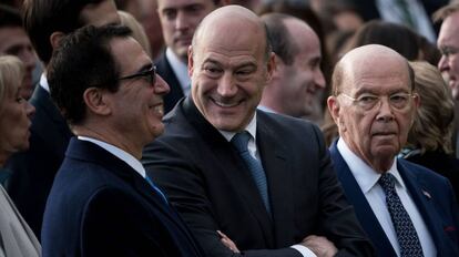 Steven Mnuchin, izquierda, con Gary Cohn y Wilbur Ross