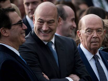 Steven Mnuchin, izquierda, con Gary Cohn y Wilbur Ross