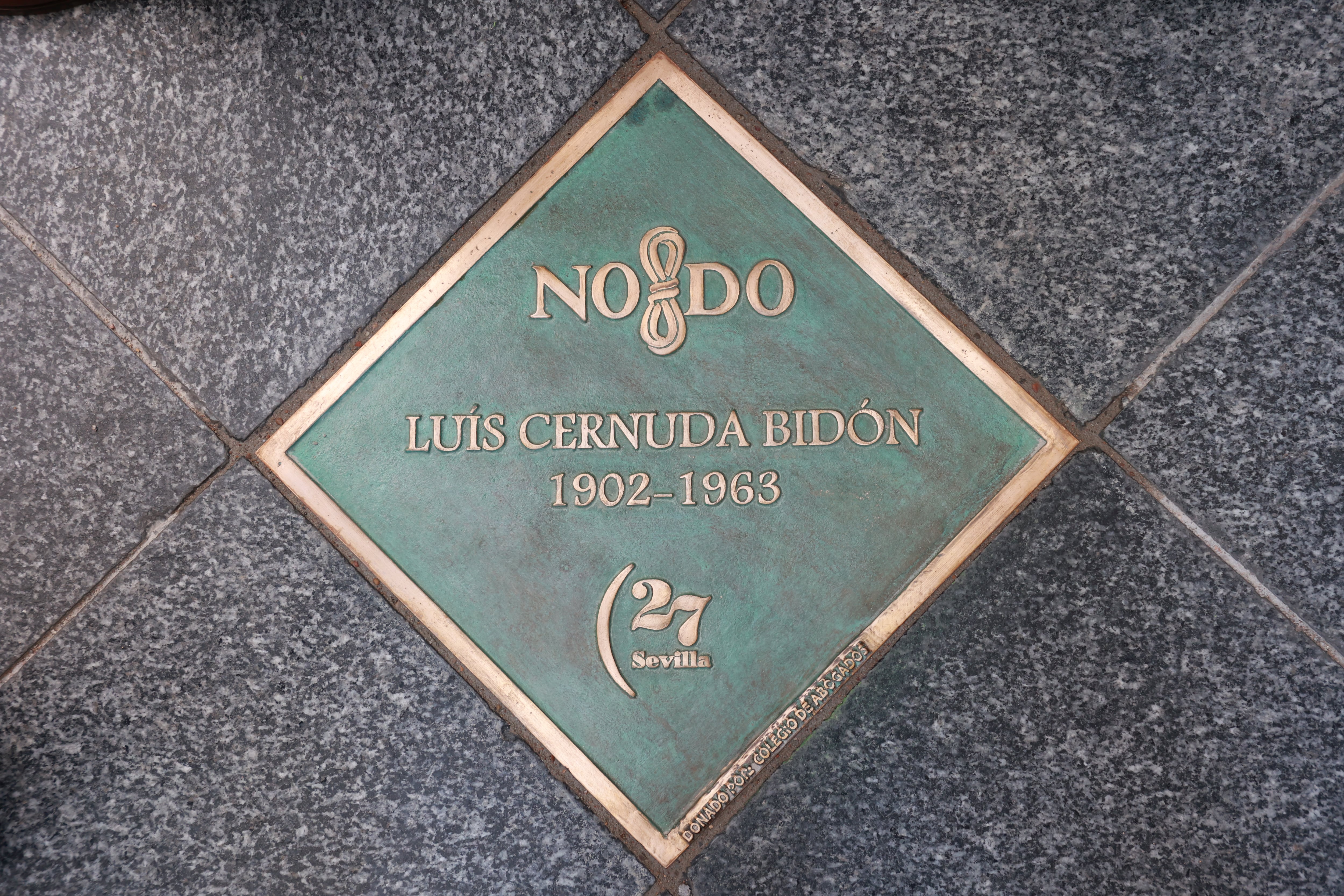 Dos erratas para un poeta: la placa homenaje a Cernuda en Sevilla corregirá sus faltas de ortografía