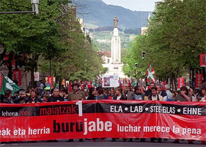 Jose Elorrieta, Rafael Díez Usabiaga y otros dirigentes sindicales encabezan la manifestación de las centrales nacionalistas en Bilbao.