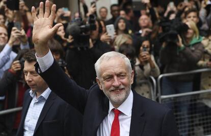 El líder laborista, Jeremy Corbyn sale de la sede de su partido en el centro de Londres, este viernes.