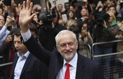 El l&iacute;der laborista, Jeremy Corbyn sale de la sede de su partido en el centro de Londres, este viernes.