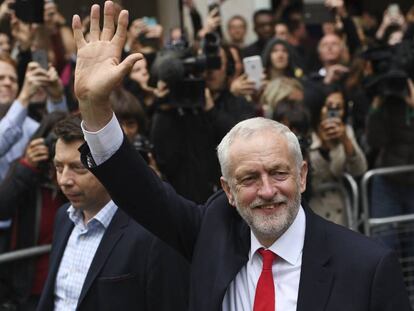El l&iacute;der laborista, Jeremy Corbyn sale de la sede de su partido en el centro de Londres, este viernes.