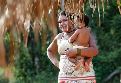 Elaine Xipaya, esposa de Turu, segura seu filho, na aldeia Arado.