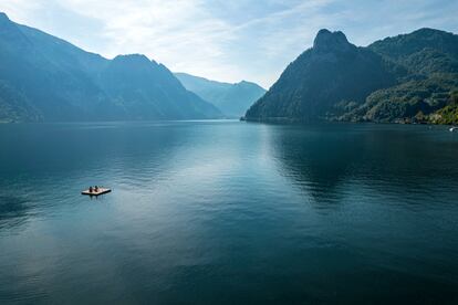 Lago Traunsee a pocos kilómetros de Bad Ischl, Austria.