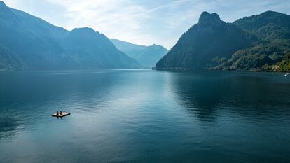 Lago Traunsee a pocos kilómetros de Bad Ischl, Austria.