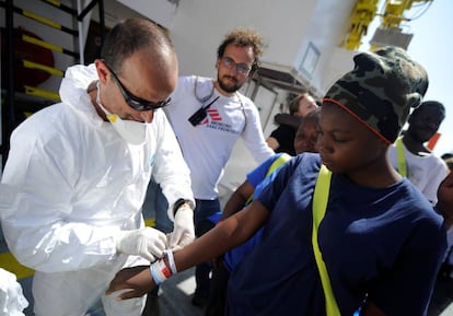 Desembarco de los inmigrantes a bordo del Aquarius en el puerto maltés de La Valeta es miércoles. 