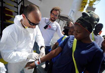 Desembarco de los inmigrantes a bordo del Aquarius en el puerto maltés de La Valeta es miércoles.