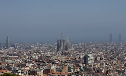 Barcelona durante un episodio de contaminación este verano.