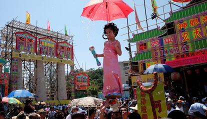 Una participante del festival Bun en la isla de Cheung Chau, Hong Kong.