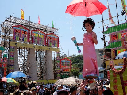 Una participante del festival Bun en la isla de Cheung Chau, Hong Kong.